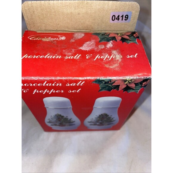 Vintage WOOLWORTH CHRISTMAS TREE Porcelain Salt & Pepper Shakers w/ Gold Trim - Picture 8 of 8